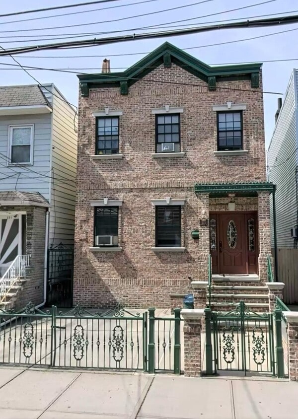 Primary Photo - 223 Griffith St