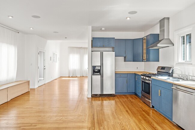 Foto del edificio - 319 E 17th St