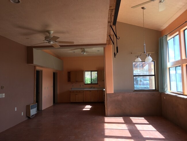 Vista del área de la cocina desde la sala de estar. - 23901 US-70