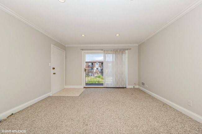 Building Photo - 9470 Bay Colony Dr
