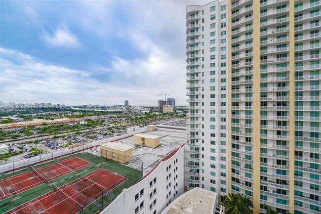 Foto del edificio - 1755 E Hallandale Beach Blvd