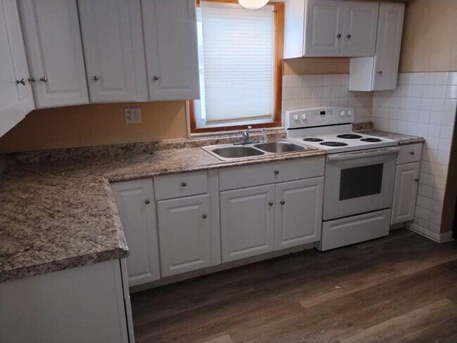 Building Photo - BELOW MARKET RENT!