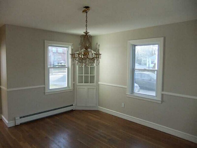 Building Photo - 6 Bed Single Family Home Ready for Move In!