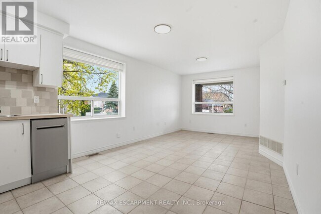Photo du bâtiment - 1049 Glencairn Ave