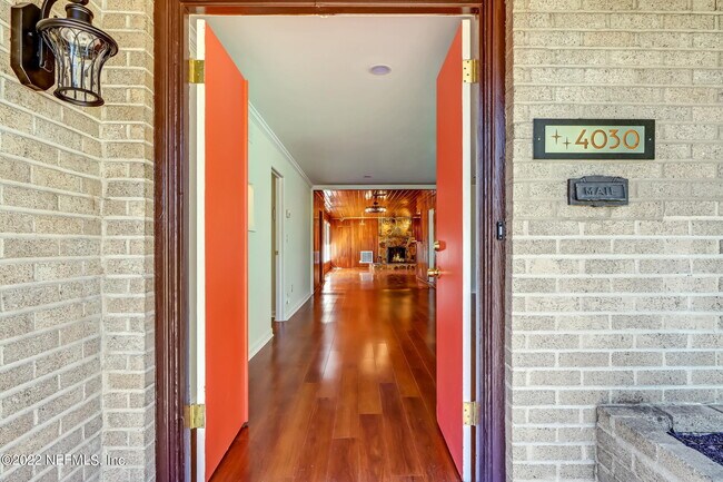 Foto del edificio - 4030 Ortega Blvd
