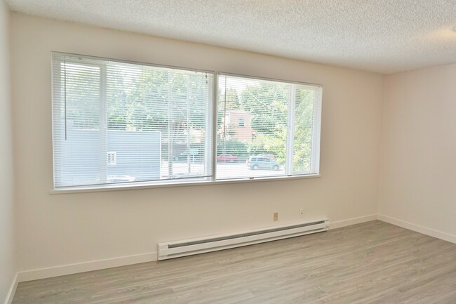 Building Photo - 4806 Interlake Ave
