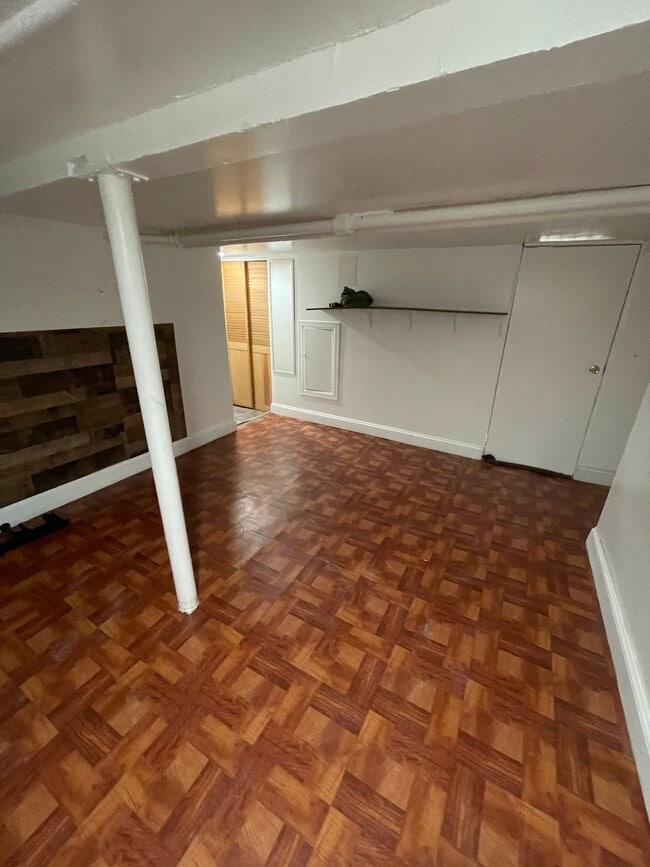 Living space/ bedroom - 9513 107th St