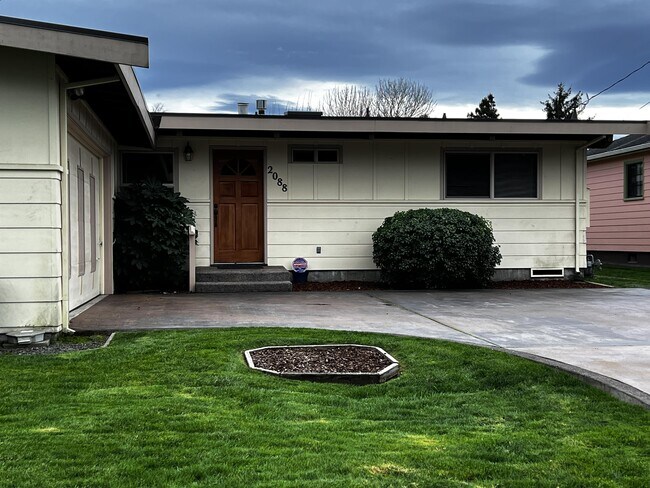 Building Photo - 2088 Holly St