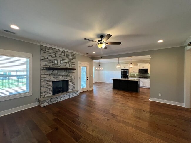 Building Photo - Spacious 4 Bedroom 3.5 Bath + Media Room a...