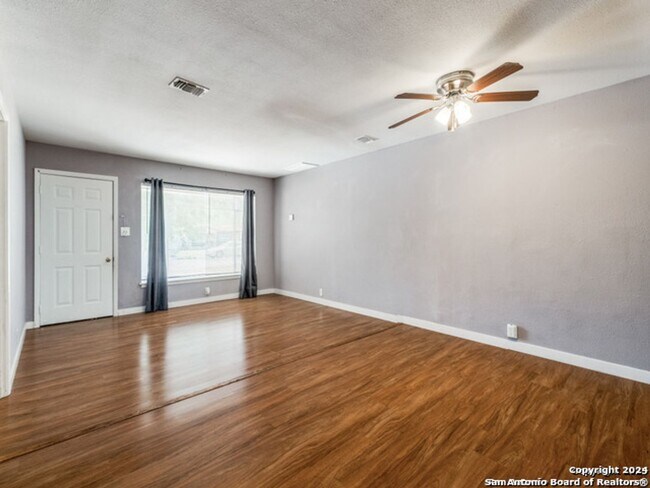Foto del edificio - 3 Bedroom and 1 Bathroom located in Cresth...