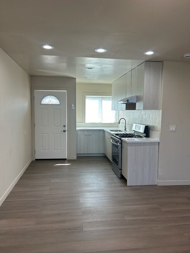 Building Photo - 1090 Casa Hermosa Dr