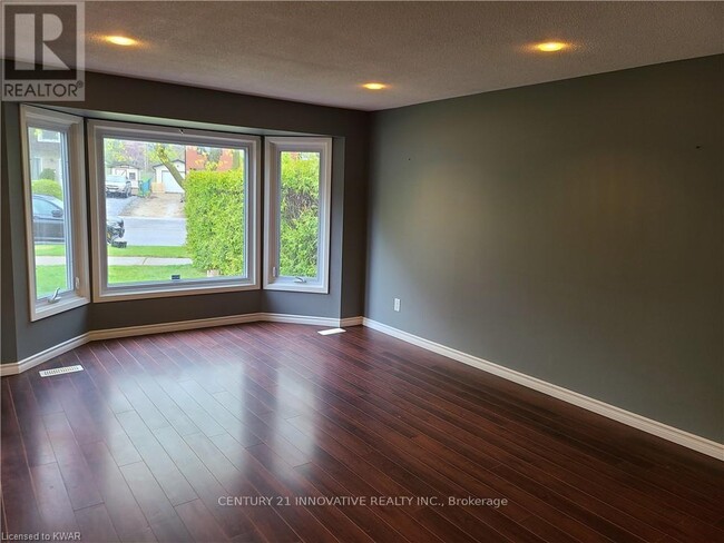 Building Photo - 75 Pepperwood Crescent