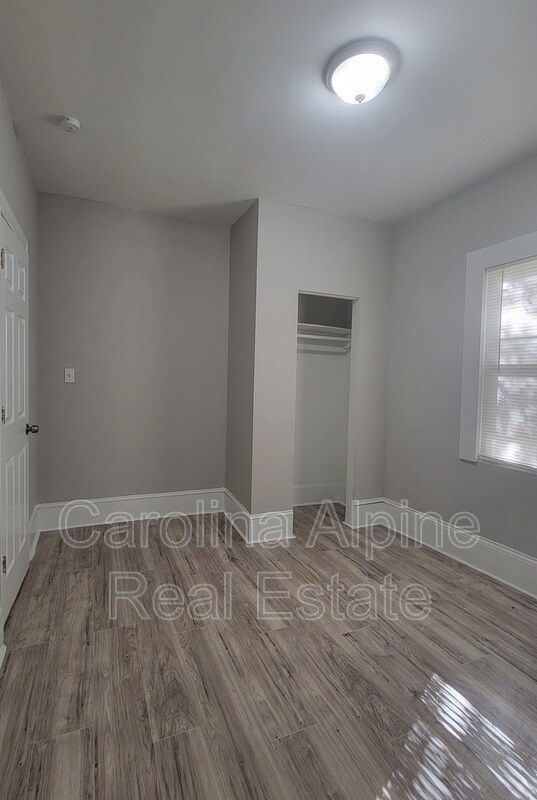 Building Photo - 609 Clyde St