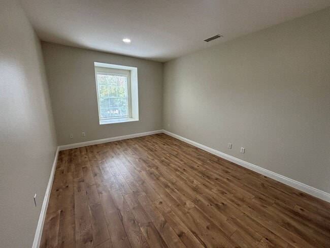 Foto del edificio - Spacious 4-Bedroom Home with Downstairs Bed/Bath & Full Community Access in Valencia!