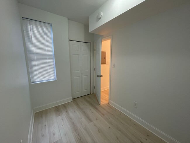 Foto del edificio - 5841 Crittenden St