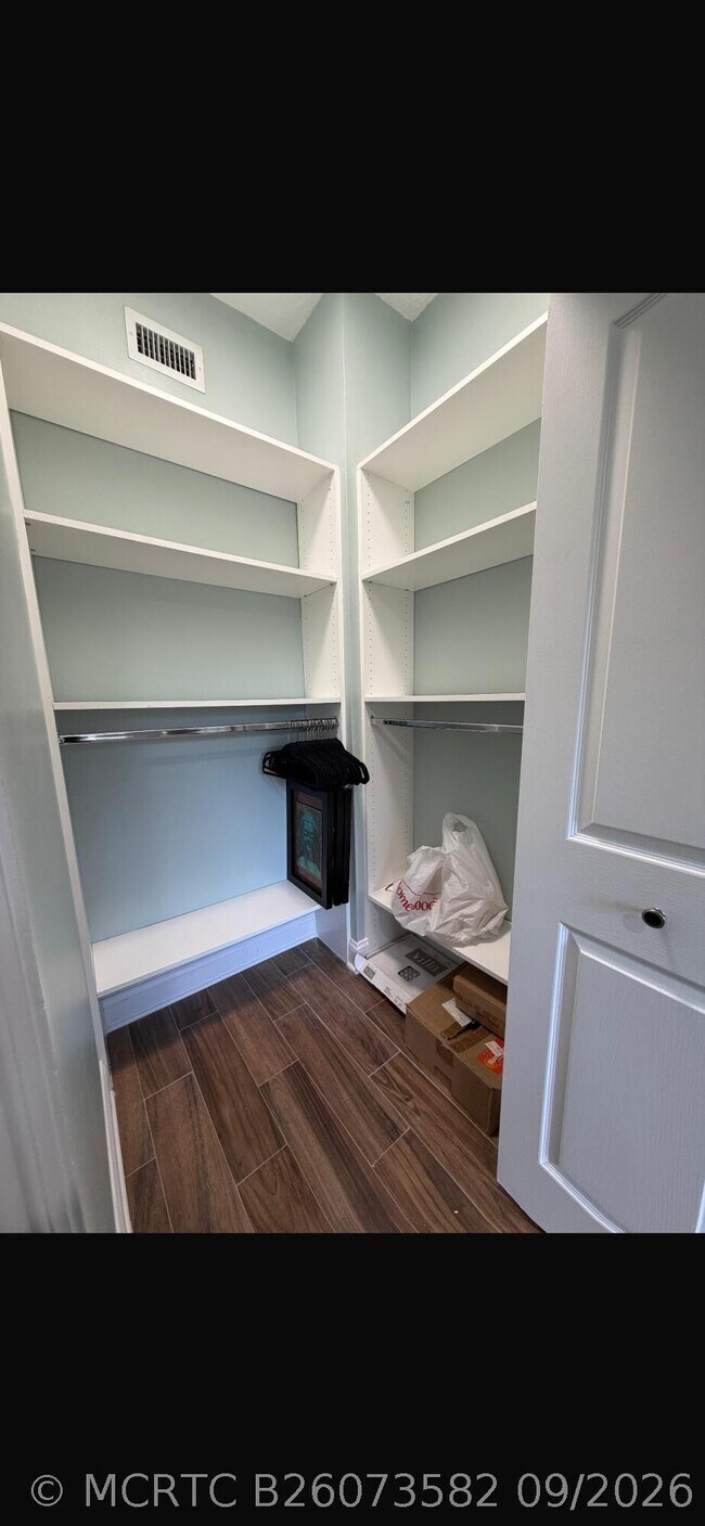 Foto del edificio - 6301 Myrtlewood Cir W