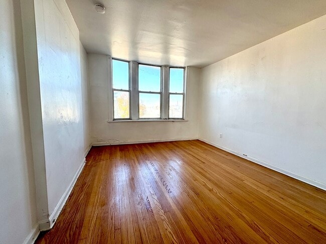 Building Photo - 3623 W North Ave