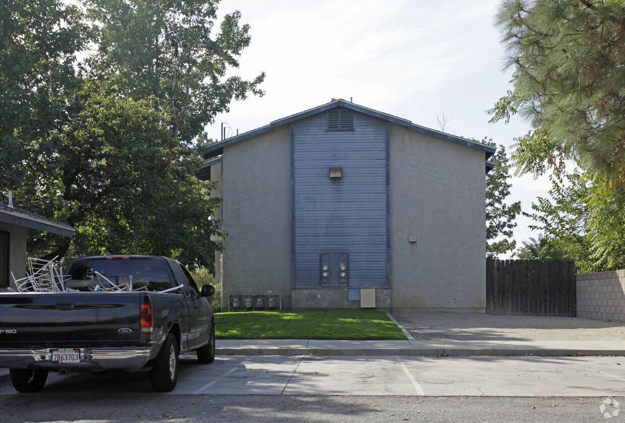 Foto del edificio - 8148 Cypress Ave