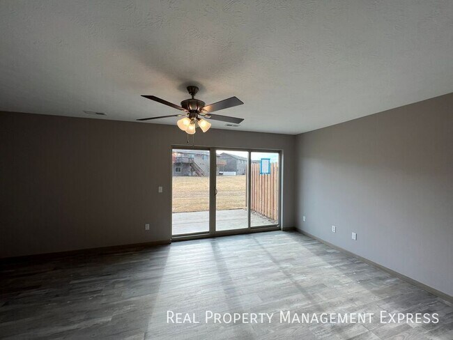 Building Photo - 3 Bed 2.5 Bath Townhome