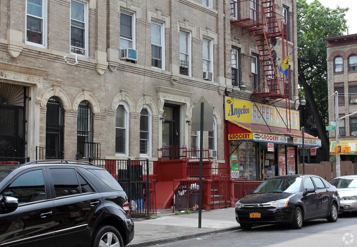 Foto del edificio - 97 Kingston Ave