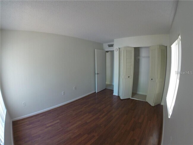 Foto del edificio - 1290 Pine Ridge Cir E