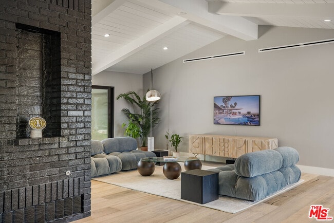 Building Photo - 8400 Mulholland Dr
