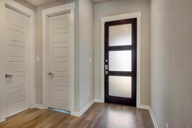 Building Photo - 124 Saturnia Dr