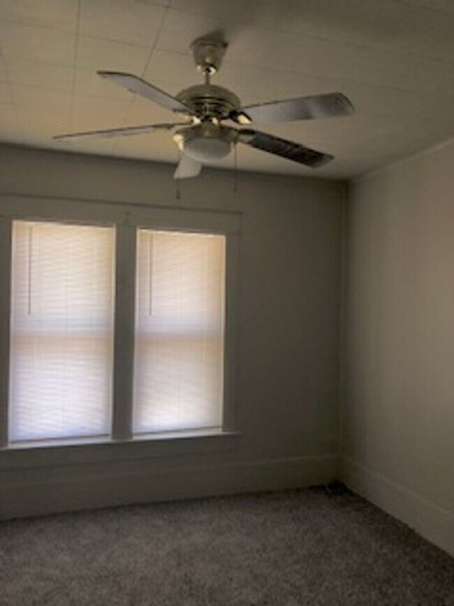 Foto del edificio - Three Bedroom/1 Bath Home/Spacious Rooms/Enclosed Back Porch