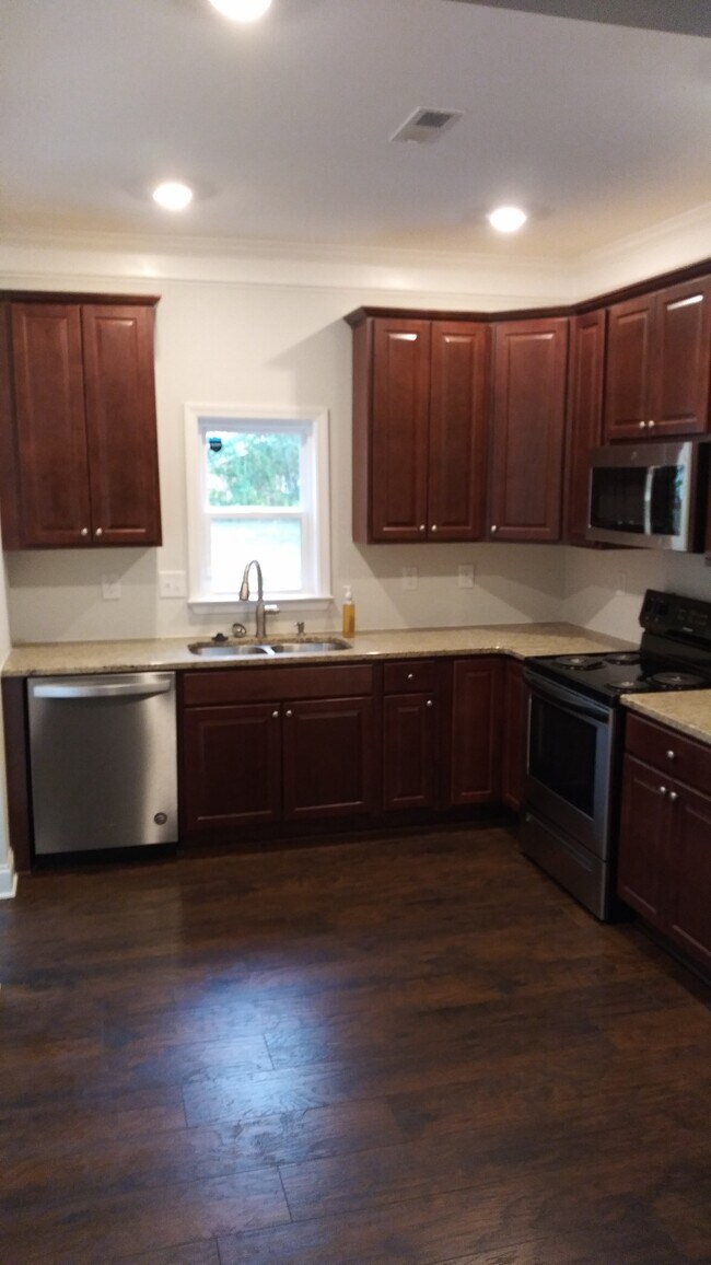 Kitchen - 512 Oak Ave E