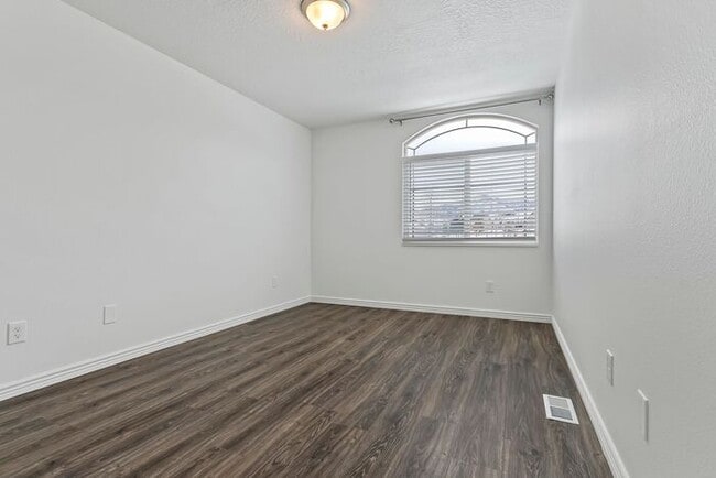 Building Photo - 7503 Valley Maple Dr