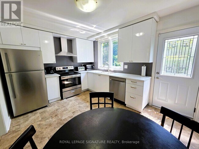 Photo du bâtiment - 12 Lacewood Crescent