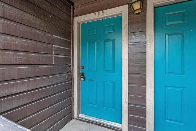 Building Photo - Where Comfort Meets Everyday Luxury!