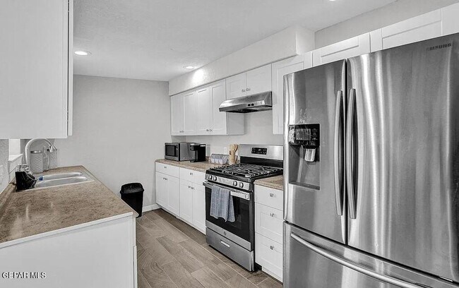 Building Photo - 2701 Penwood Dr