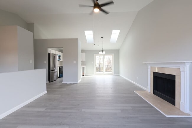 Building Photo - Beautiful 3 Bed 2.5 Bath w/2 Car Oversized Garage