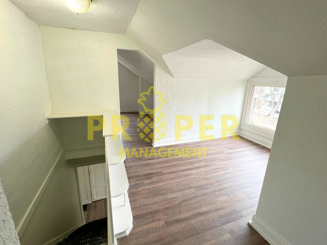 Building Photo - 4 bedrooms 2 bathrooms house with a lot of...