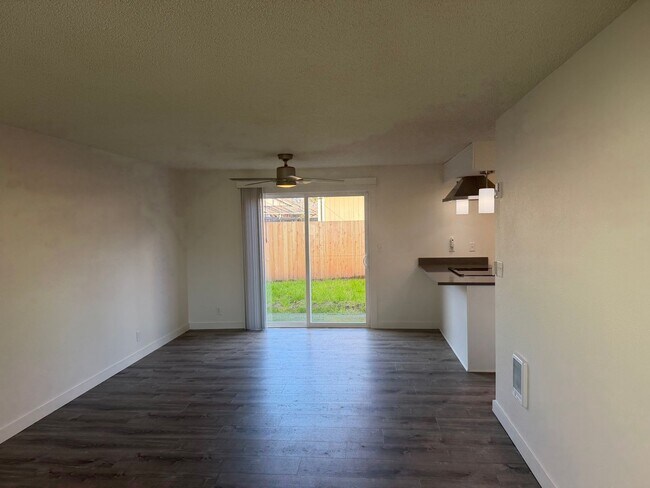 Foto del edificio - Updated 2 bedroom 1.5 bath duplex in Thurston!