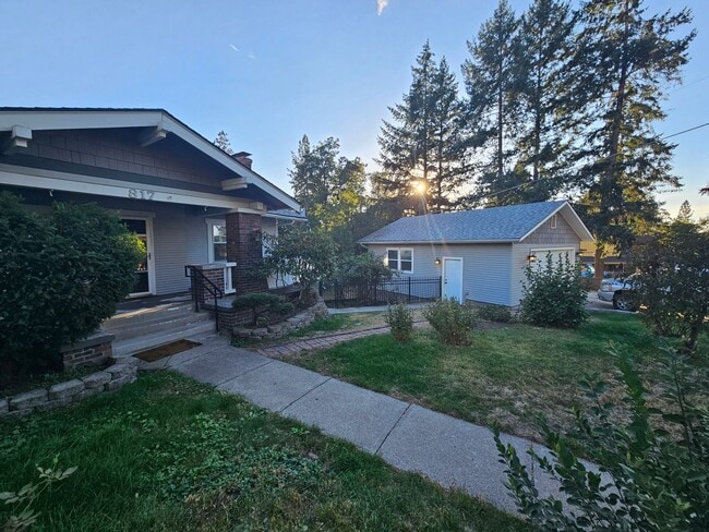 Building Photo - Beautiful Home on South Hill