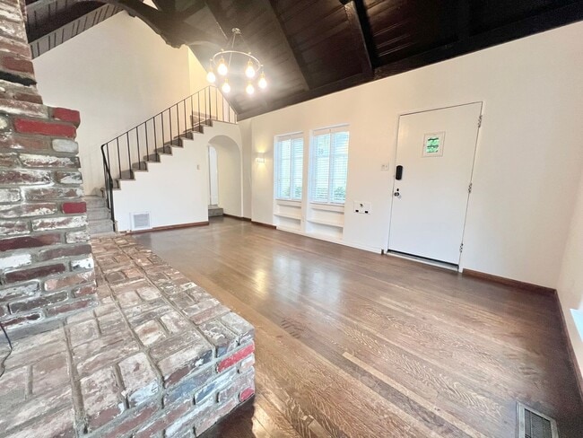 Building Photo - Charming Two Story Home in Belmont Shore near 2nd Street