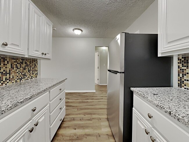 Building Photo - Updated 3-Bed Home with Granite Kitchen Near Shopping & Highways – Independence, MO