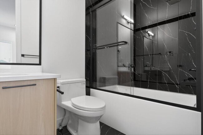 Photo du bâtiment - 1.0 bedroom in Edmonton Alberta T6L 2V3