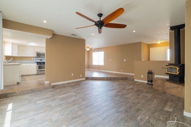 Foto del edificio - 21148 Rosewood St