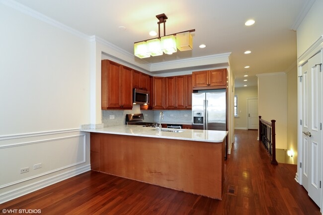 Building Photo - 323 W Webster Ave