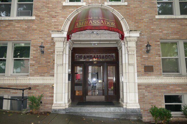 Building Photo - Great Capitol Hill 2 Bedroom, 1 Bath Condo...