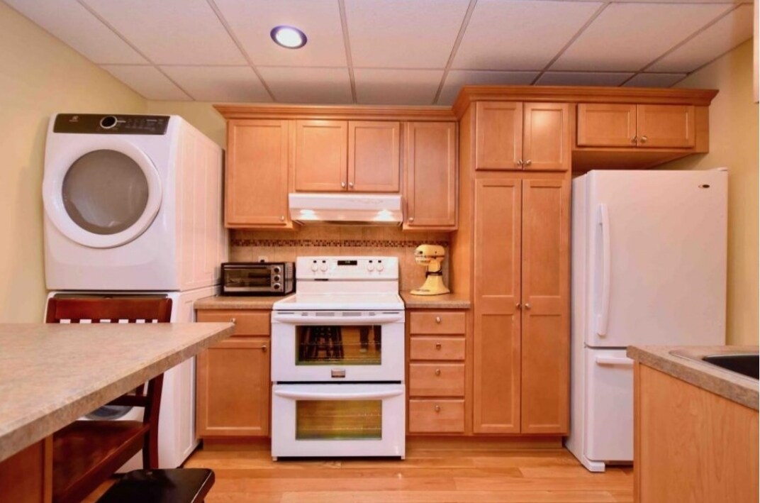 Primary Photo - 915 W 5th St