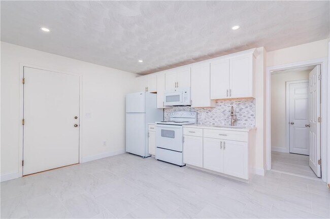 Building Photo - 75 Caswell St