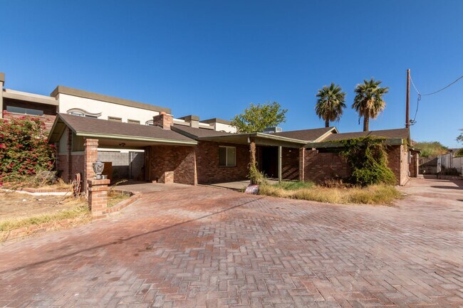 Foto del edificio - Very Spacious 3 Bed, 2.5 Bathroom in Centr...