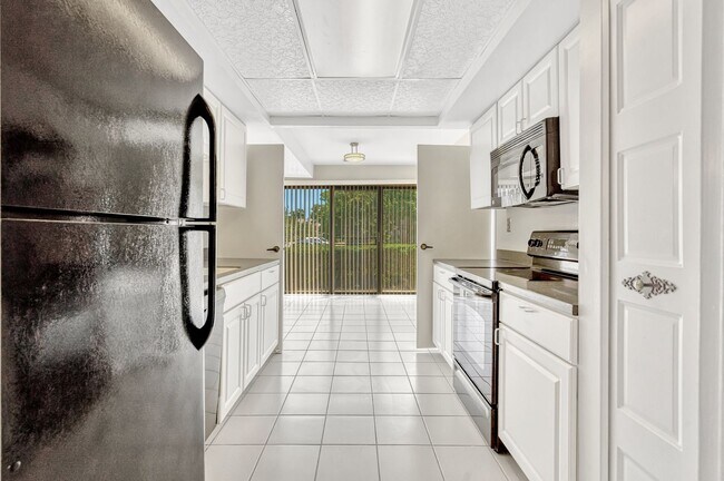 Building Photo - Spacious 3 Bedroom 2 Bath Condo with Assig...