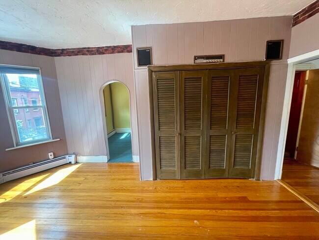 Building Photo - 136 Saratoga St