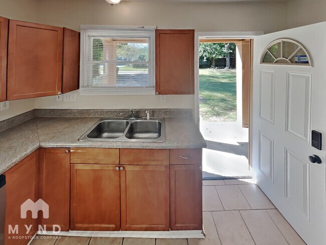 Building Photo - 2632 Shamrock Dr