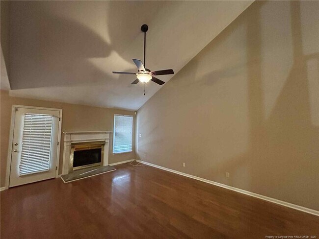 Foto del edificio - 2410 Fairfax Pl